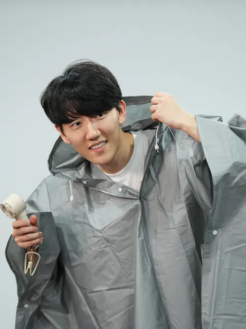 김동건